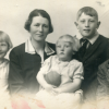 Bilder til Svein Age077 Tante Bergljot med de største barna. Olga, tante, Gudrun, Erling og Fridjof.